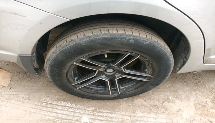 2011 Maruti Swift Dzire VXI, Petrol, Manual, 1,05,466 km, tyre