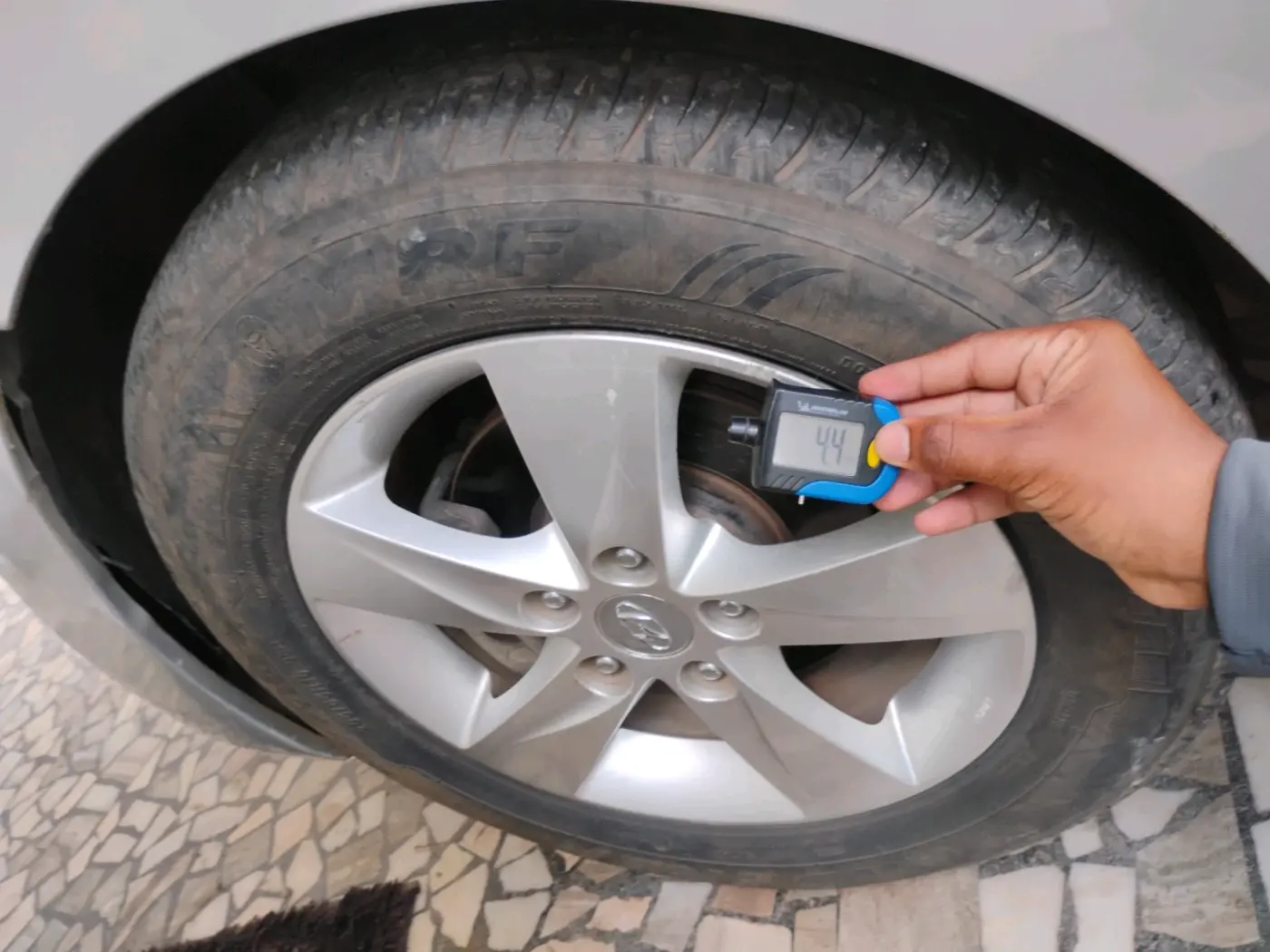 2013 Hyundai New Elantra 1.8 S VTVT, Petrol, Manual, 1,06,475 km, tyre