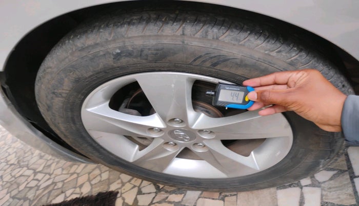 2013 Hyundai New Elantra 1.8 S VTVT, Petrol, Manual, 1,06,475 km, tyre