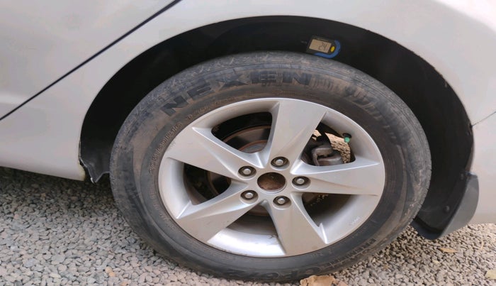 2013 Hyundai New Elantra 1.8 S VTVT, Petrol, Manual, 1,06,475 km, tyre