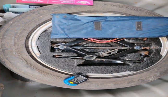 2013 Hyundai New Elantra 1.8 S VTVT, Petrol, Manual, 1,06,475 km, tyre