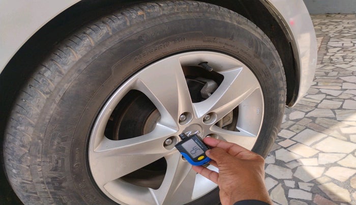 2013 Hyundai New Elantra 1.8 S VTVT, Petrol, Manual, 1,06,475 km, tyre