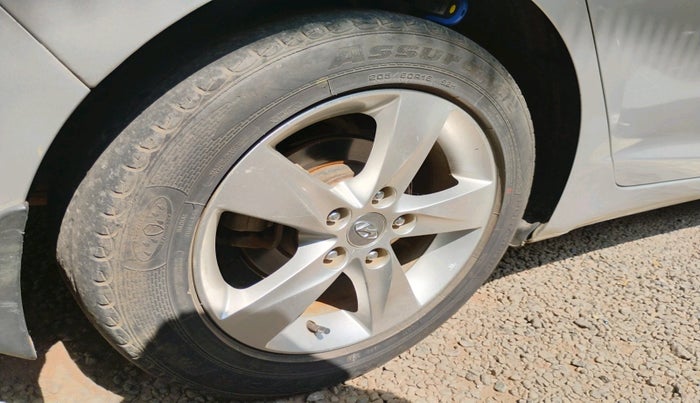 2013 Hyundai New Elantra 1.8 S VTVT, Petrol, Manual, 1,06,475 km, tyre