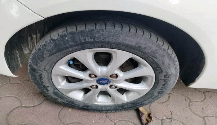 2012 Ford Figo TITANIUM 1.4 DIESEL, Diesel, Manual, 1,19,269 km, tyre