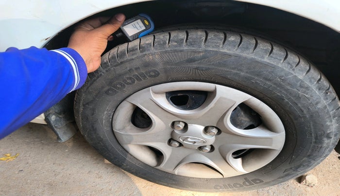 2011 Hyundai Accent EXECUTIVE, Petrol, Manual, 1,12,669 km, tyre