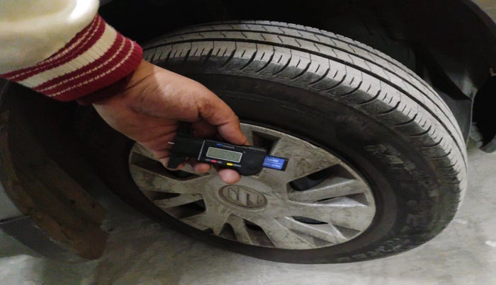 2014 Maruti Swift VXI, Petrol, Manual, 99,802 km, tyre