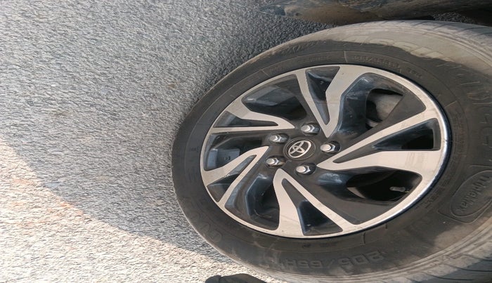 2021 Toyota Innova Crysta 2.4 G 7 STR, Diesel, Manual, 41,094 km, tyre