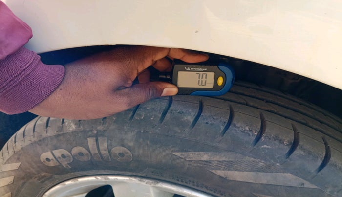 2011 Volkswagen Vento HIGHLINE 1.6 MPI, Petrol, Manual, 1,10,726 km, tyre