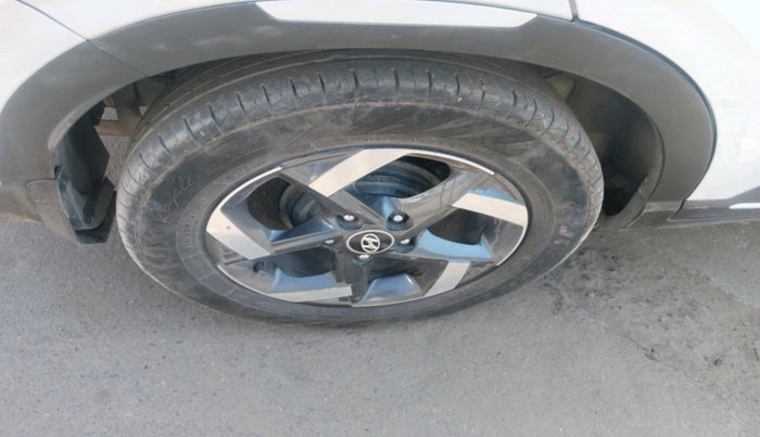 2019 Hyundai VENUE SX 1.0 TURBO DUAL TONE, Petrol, Manual, 1,02,811 km, tyre