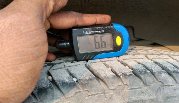 2017 Mahindra XUV500 W10 AT, Diesel, Automatic, 1,04,238 km, tyre