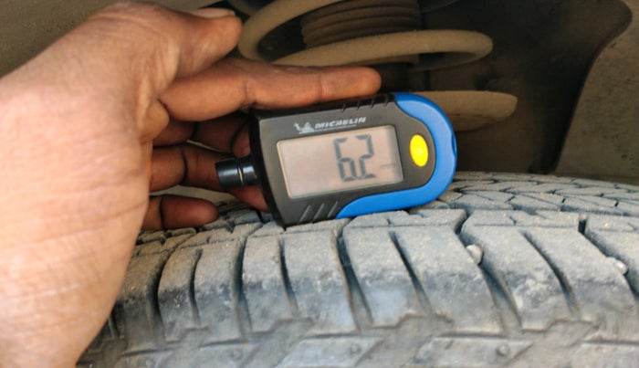 2017 Mahindra XUV500 W10 AT, Diesel, Automatic, 1,04,238 km, tyre