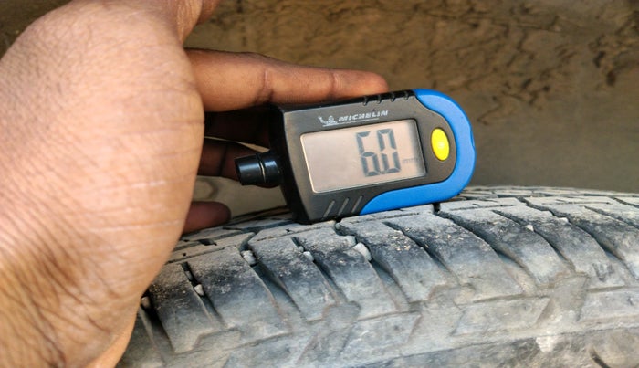 2017 Mahindra XUV500 W10 AT, Diesel, Automatic, 1,04,238 km, tyre