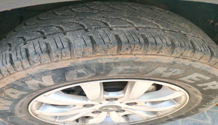 2017 Mahindra XUV500 W9 1.99, Diesel, Manual, 1,10,676 km, tyre