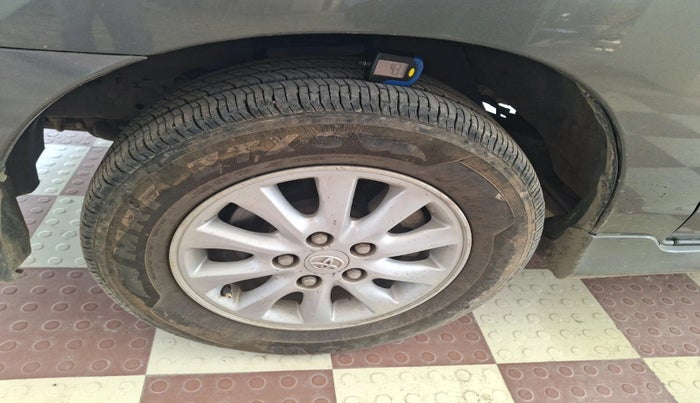 2012 Toyota Innova VX 2.5 8 STR, Diesel, Manual, 2,18,871 km, tyre