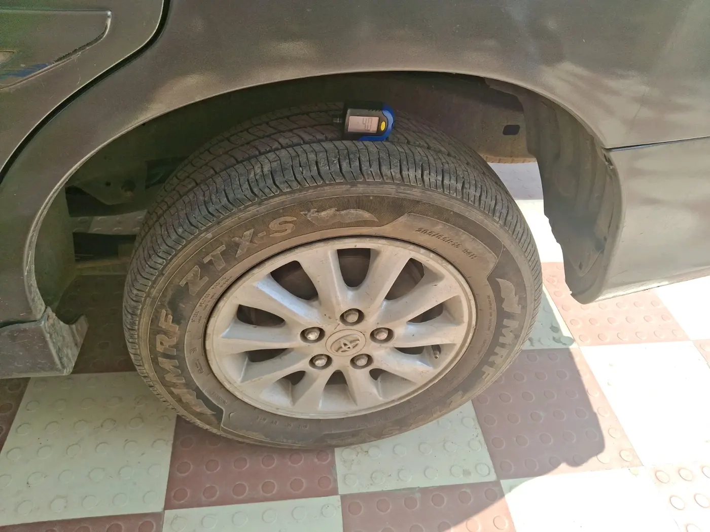 2012 Toyota Innova VX 2.5 8 STR, Diesel, Manual, 2,18,871 km, tyre