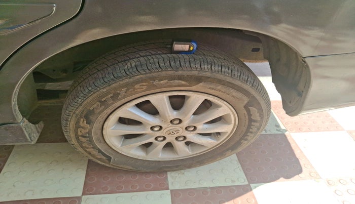 2012 Toyota Innova VX 2.5 8 STR, Diesel, Manual, 2,18,871 km, tyre