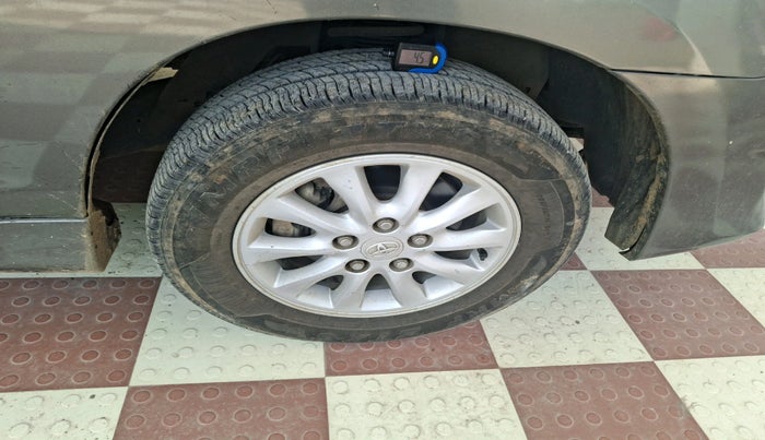 2012 Toyota Innova VX 2.5 8 STR, Diesel, Manual, 2,18,871 km, tyre