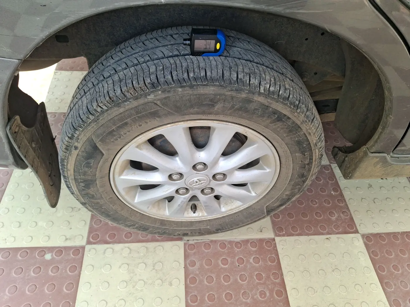 2012 Toyota Innova VX 2.5 8 STR, Diesel, Manual, 2,18,871 km, tyre