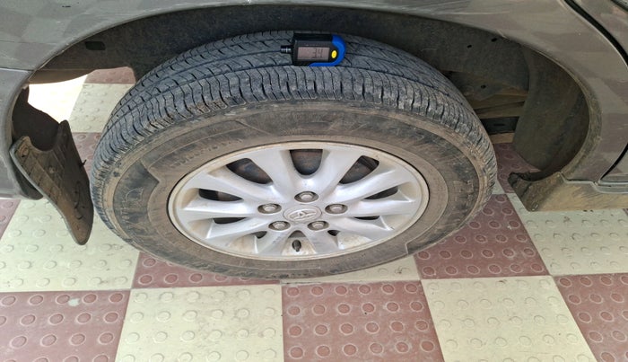 2012 Toyota Innova VX 2.5 8 STR, Diesel, Manual, 2,18,871 km, tyre