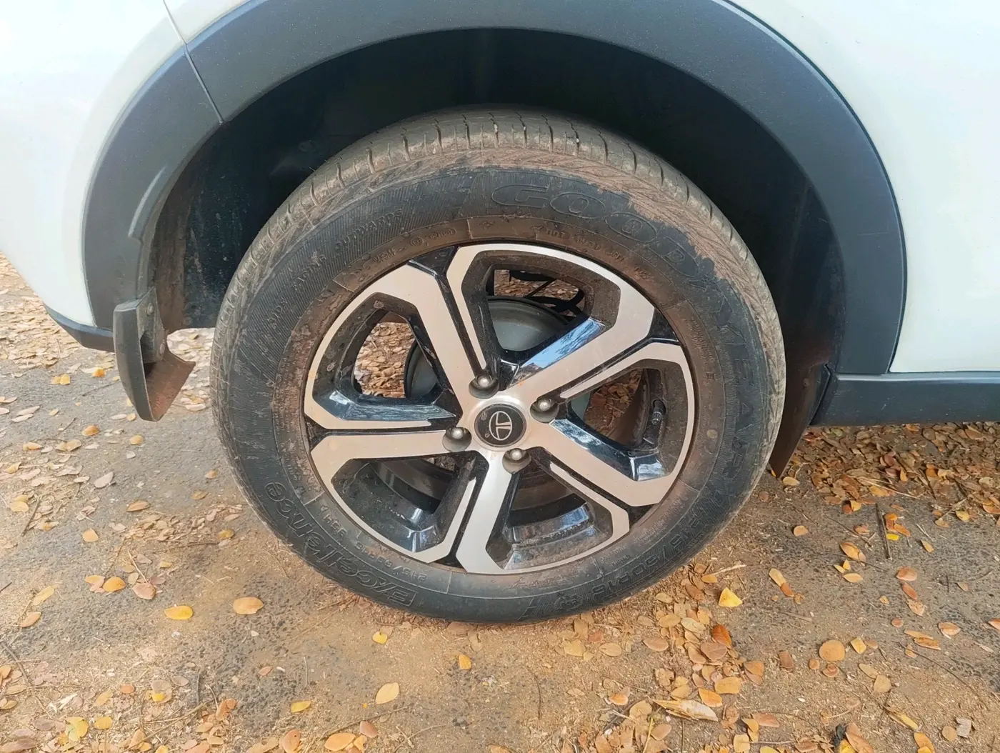 2023 Tata NEXON XZA PLUS SUNROOF PETROL, Petrol, Automatic, 27,702 km, tyre
