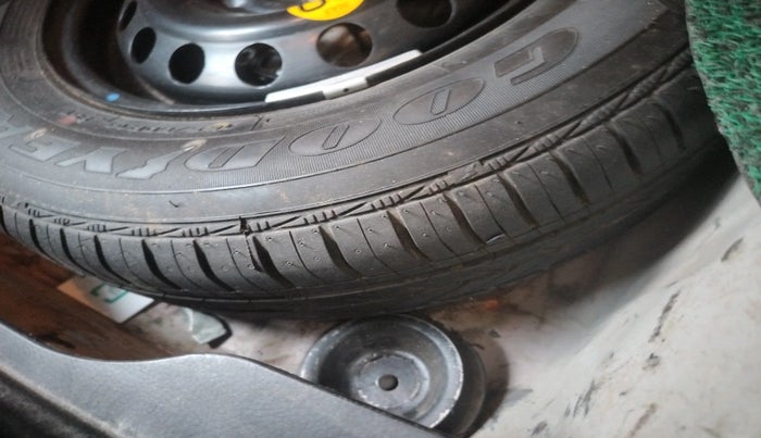 2015 Maruti Swift Dzire ZXI, Petrol, Manual, 1,40,204 km, tyre