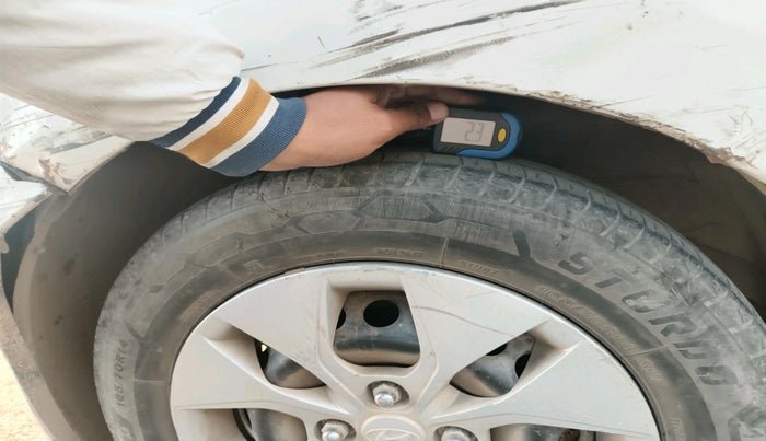 2017 Hyundai Xcent BASE 1.2, Petrol, Manual, 1,79,531 km, tyre