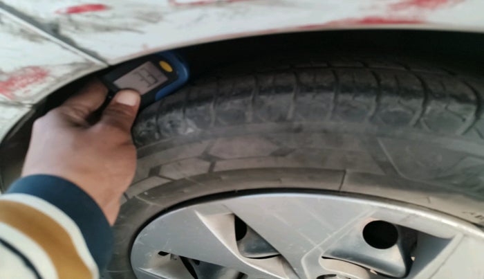 2017 Hyundai Xcent BASE 1.2, Petrol, Manual, 1,79,531 km, tyre