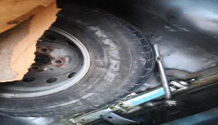 2015 Hyundai Eon ERA +, Petrol, Manual, 32,494 km, tyre