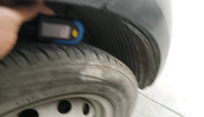 2015 Hyundai Eon ERA +, Petrol, Manual, 32,494 km, tyre