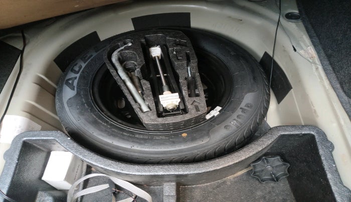 2013 Skoda Rapid AMBITION 1.6 MPI MT PLUS, Petrol, Manual, 1,01,557 km, tyre