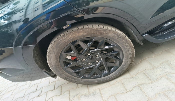 2025 Hyundai ALCAZAR Signature 7 STR 1.5 Turbo GDi Petrol DCT, Petrol, Automatic, 14,213 km, tyre