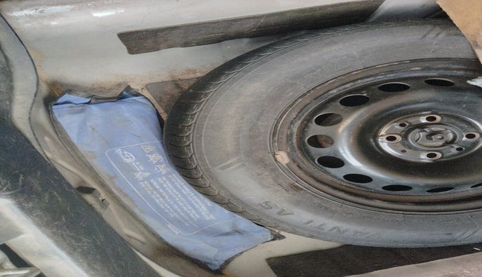 2014 Fiat Linea CLASSIC 1.3 L MULTIJET, Diesel, Manual, 2,21,132 km, tyre