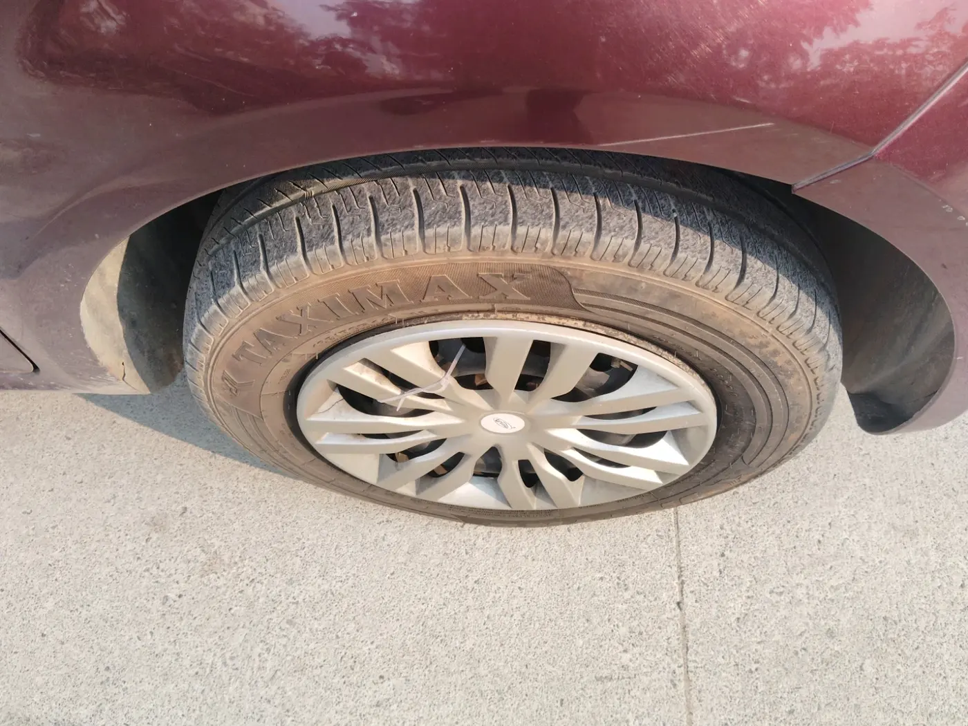 2014 Fiat Linea CLASSIC 1.3 L MULTIJET, Diesel, Manual, 2,21,132 km, tyre