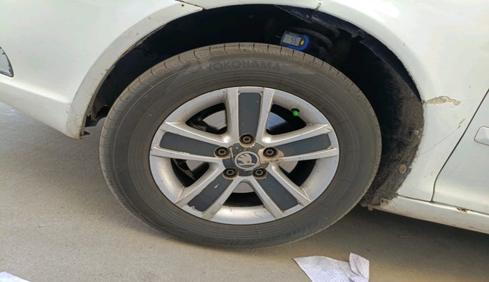 2013 Skoda Laura AMBIENTE 2.0 TDI CR MT, Diesel, Manual, 2,11,032 km, tyre