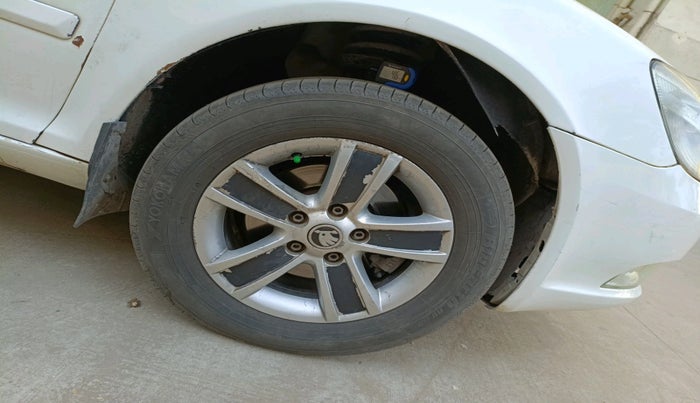 2013 Skoda Laura AMBIENTE 2.0 TDI CR MT, Diesel, Manual, 2,11,032 km, tyre