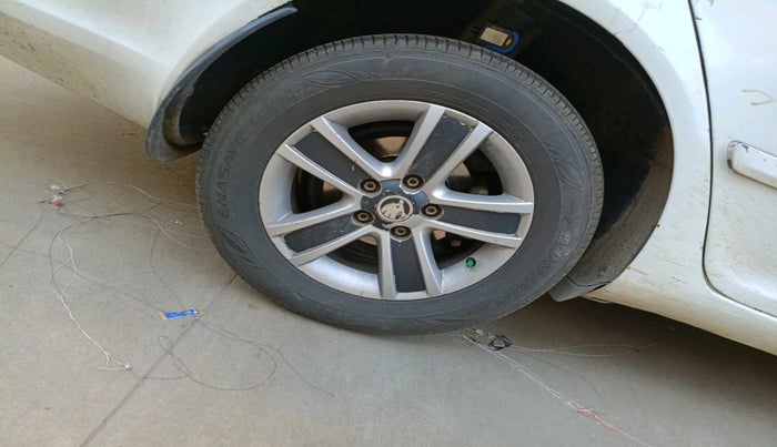 2013 Skoda Laura AMBIENTE 2.0 TDI CR MT, Diesel, Manual, 2,11,032 km, tyre