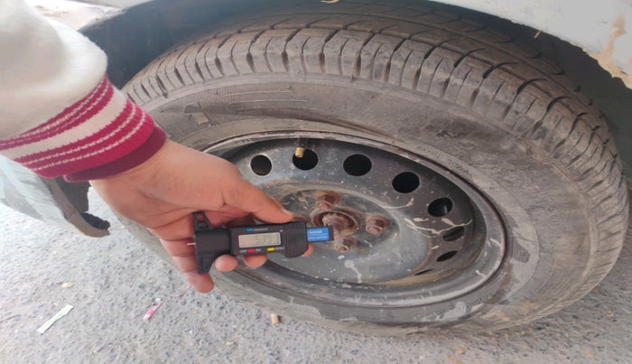 2012 Toyota Etios G, Petrol, Manual, 1,21,424 km, tyre