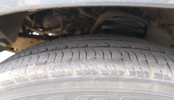 2016 Toyota Innova Crysta 2.8 ZX AT 7 STR, Diesel, Automatic, 1,95,893 km, tyre