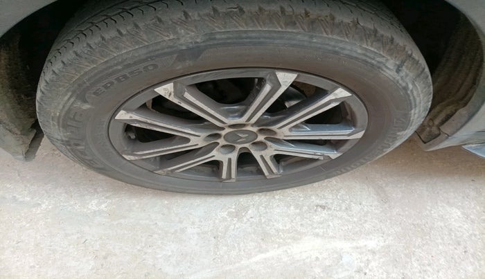 2022 Mahindra XUV700 AX 7 LUXURY P AT 7 STR, Petrol, Automatic, 33,641 km, tyre