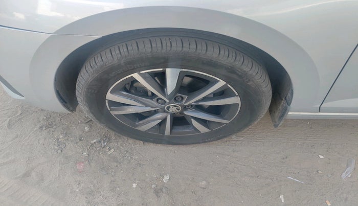 2022 Skoda SLAVIA STYLE 1.0L TSI AT, Petrol, Automatic, 37,329 km, tyre