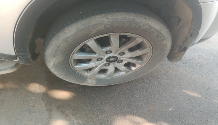 2016 Mahindra XUV500 W10, Diesel, Manual, 2,60,890 km, tyre