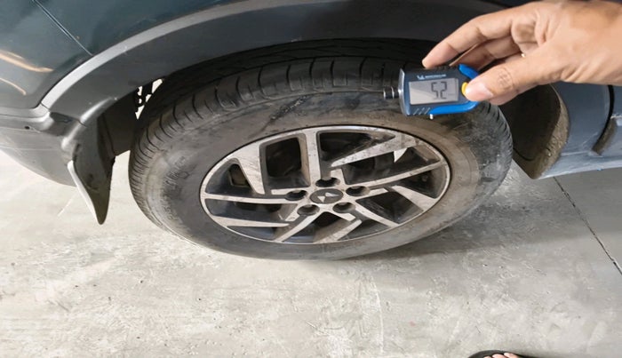 2023 Mahindra XUV300 W8 (O) 1.2 PETROL AMT, Petrol, Automatic, 30,340 km, tyre