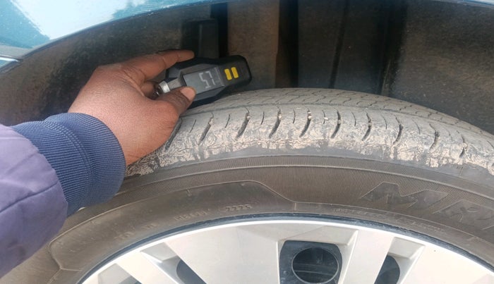 2025 Volkswagen VIRTUS COMFORTLINE TSI 1.0 MT, Petrol, Manual, 10,165 km, tyre