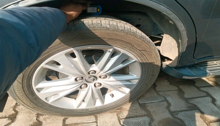 2017 Toyota Innova Crysta 2.8 ZX AT 7 STR, Diesel, Automatic, 97,580 km, tyre