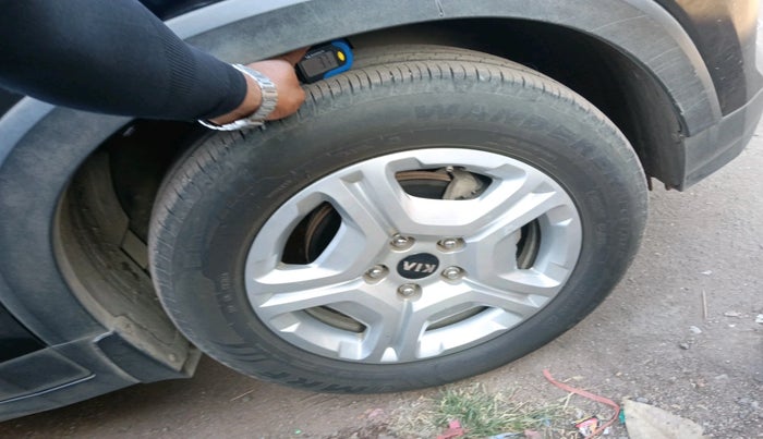 2020 KIA SONET HTX 1.5, Diesel, Manual, 1,27,641 km, tyre