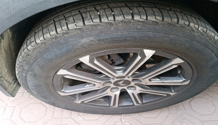 2021 Mahindra XUV700 AX 7 P AT 7 STR, Petrol, Automatic, 83,938 km, tyre