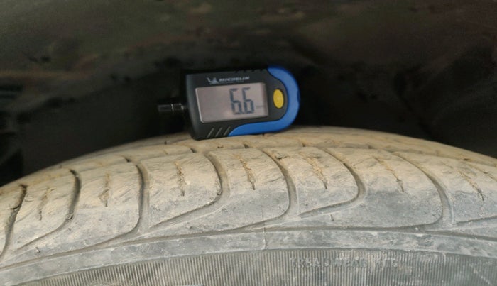 2022 Toyota Innova Crysta 2.4 VX 8 STR, Diesel, Manual, 67,254 km, tyre