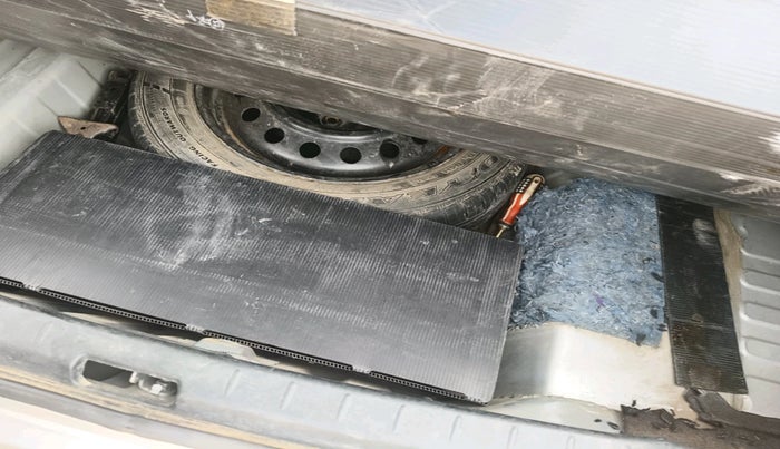 2011 Toyota Etios V, Petrol, Manual, 49,606 km, tyre