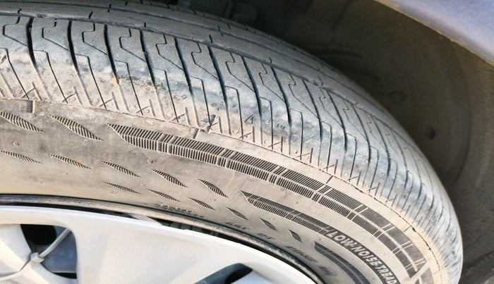 2020 Maruti Ertiga VXI CNG, Petrol, Manual, 97,582 km, tyre