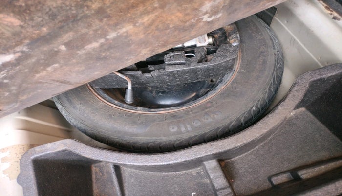 2013 Volkswagen Vento HIGHLINE 1.6 MPI, Petrol, Manual, 1,05,251 km, tyre